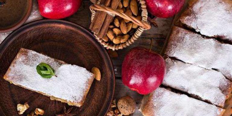 Шарлотка с яблоками, изюмом и корицей — рецепт с фото от Maggi