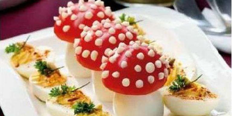 Мухоморы из помидоров с яйцом и картофельным салатом: рецепт с фото