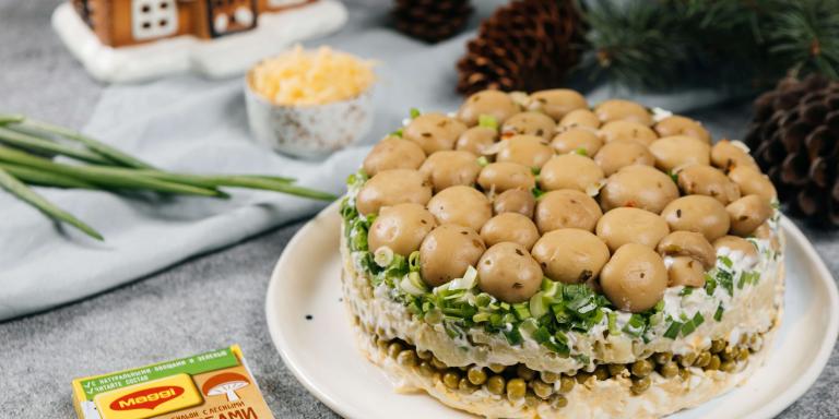 Слоёный салат грибная поляна с картофелем и горошком: рецепт с фото