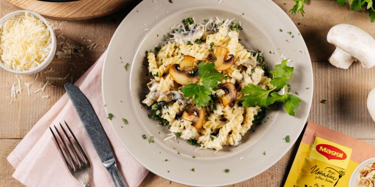 Макароны в сливочносырном соусе с курицей и грибами: рецепт с фото