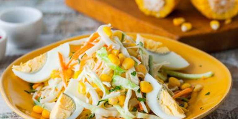 Салат с кальмарами, кукурузой и пекинской капустой — рецепт с фото от Maggi