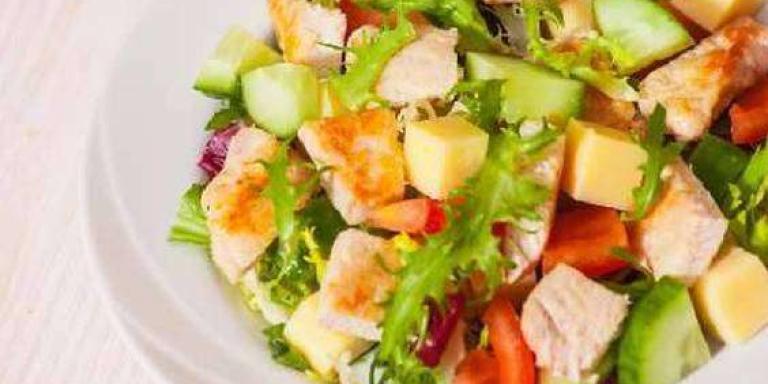 Салат с курицей, сыром и овощами - пошаговый рецепт