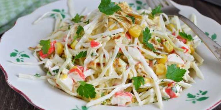 Крабовый салат с капустой и кукурузой - рецепт приготовления с фото от Maggi.ru