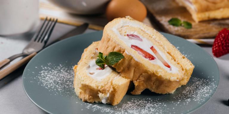 Влажный рулет из бисквита со сливочным кремом и ягодами: рецепт с фото