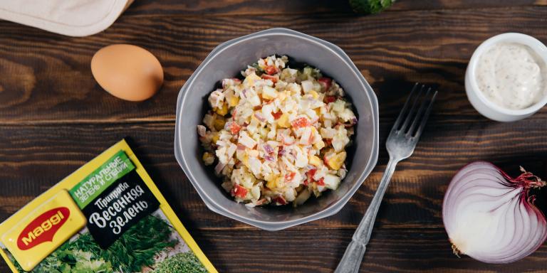 Быстрый салат с крабовыми палочками, кукурузой и рассыпчатым рисом - рецепт приготовления с фото от Maggi.ru
