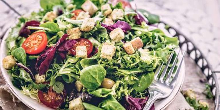 Салат из свежих овощей с маслинами и гренками - рецепт с фото от Магги