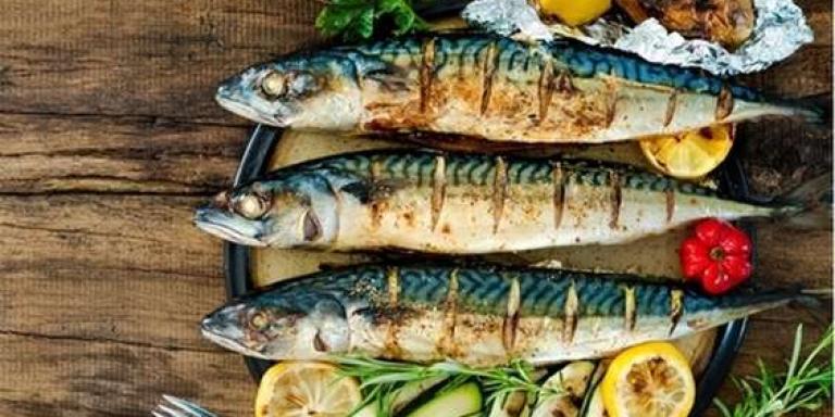 Рыба скумбрия на мангале, запеченная на решетке — рецепт | maggi.ru