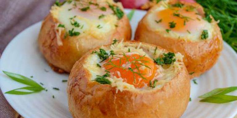 Яйца с лососем запеченные в хлебе - рецепт с фото от Maggi.ru