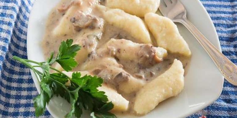 Ленивые вареники из картофеля с грибным соусом - рецепт приготовления с фото от Maggi.ru