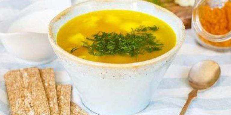 Простой куриный суп с цветной капустой и плавленым сыром: рецепт с фото
