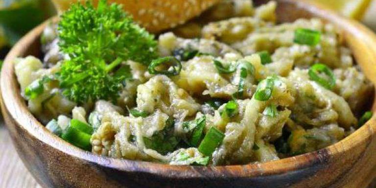 Салат из баклажанов с зеленым луком и плавленым сыром: рецепт с фото