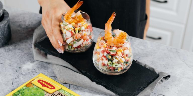 Морской салат с крабовыми палочками, кальмарами и креветками - рецепт приготовления с фото от Maggi.ru