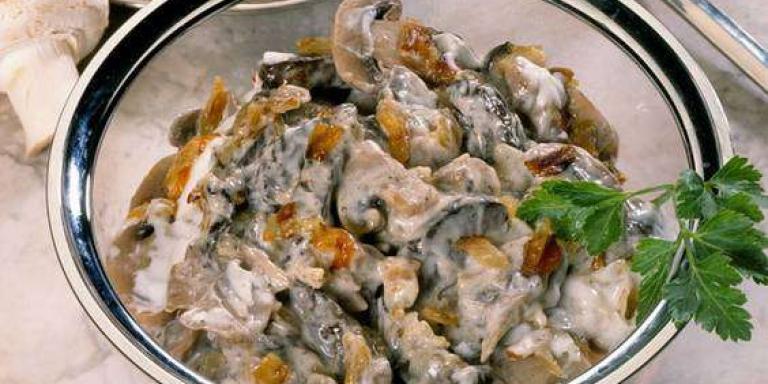 Салат с говяжьей печенью и грибами шампиньонами - рецепт с фото