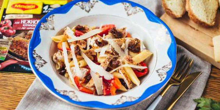 Теплый салат с пастой, курицей и сладким перцем — рецепт с фото от Maggi.ru