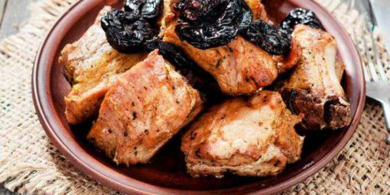 Свинина с черносливом и розмарином - рецепт приготовления с фото от Maggi.ru