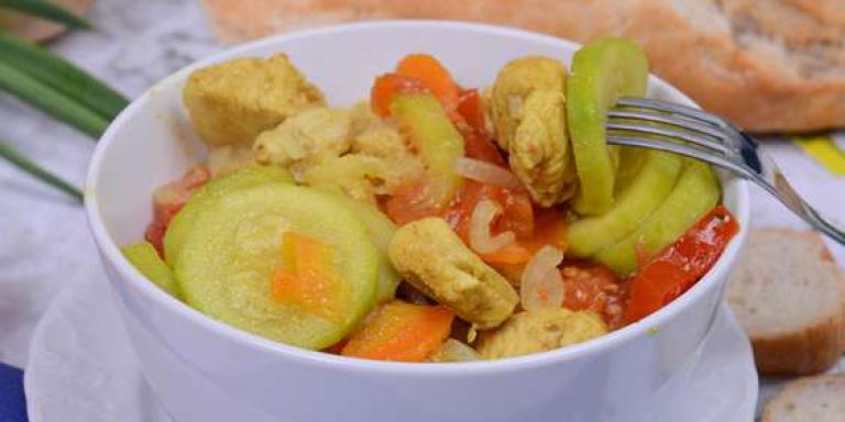 Курица с кабачками и томатами: пошаговый рецепт с фото от Maggi.ru