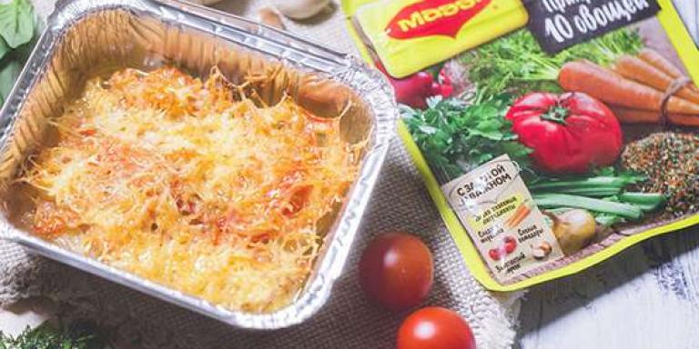 Вкусная курица с картошкой, сыром и помидорами в духовке: рецепт с фото