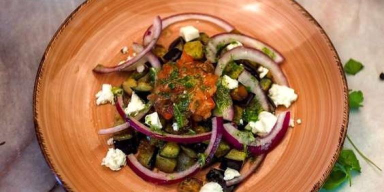 Теплый салат с баклажанами и помидорами - рецепт с фото от Магги
