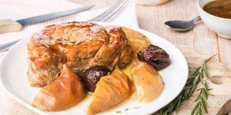 Свинина тушеная с черносливом и яблоками на сковороде  — рецепт с фото