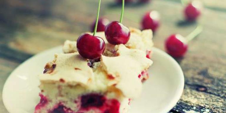 Бисквитные пирожные с вишней - рецепт приготовления с фото от Maggi.ru