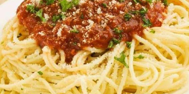 Спагетти с фаршем в томатном соусе — рецепт | maggi.ru