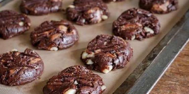 Шоколадное печенье с орехами - пошаговый рецепт с фото от Maggi