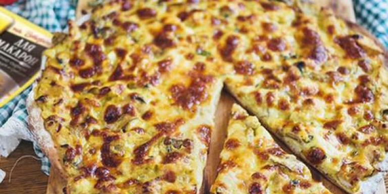 Пицца с куриной грудкой и грибами в сливочном соусе: рецепт с фото