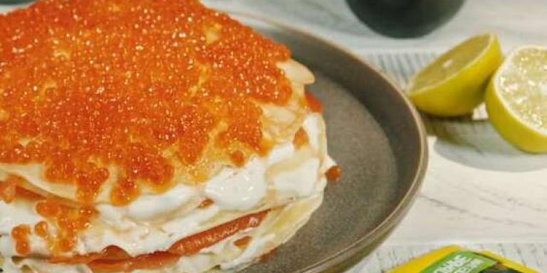 Торт из блинов на молоке с лососем и красной икрой - рецепт от Магги