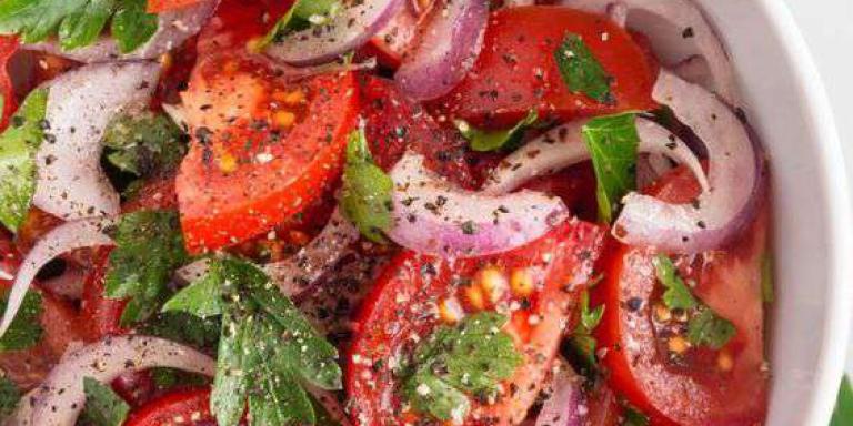Салат из помидоров, лука и петрушки - рецепт приготовления с фото от Maggi.ru
