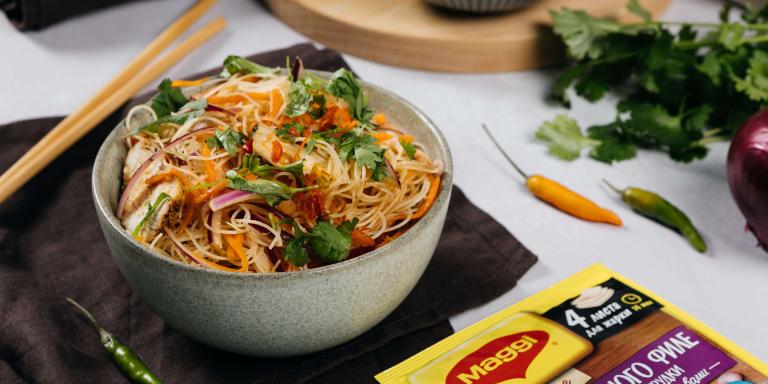 Салат в азиатском стиле с курицей и рисовой лапшой: рецепт с фото