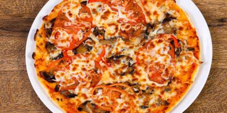 Пицца с баклажанами, перцем и помидорами в духовке: рецепт с фото