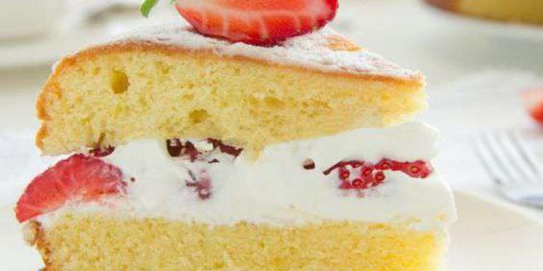 Бисквитный торт из замороженной клубники - рецепт приготовления с фото от Maggi.ru