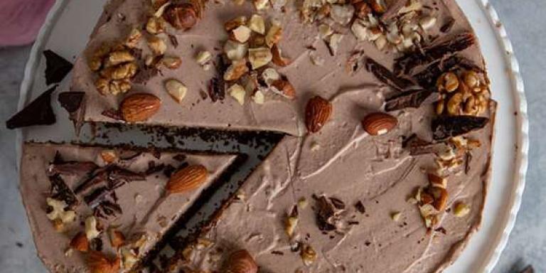 Шоколадноминдальный торт с творожным кремом и орехами - рецепт с фото