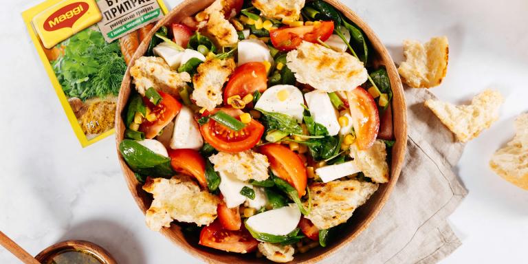 Салат с томатами, хлебом и заправкой по-гречески - рецепт с фото