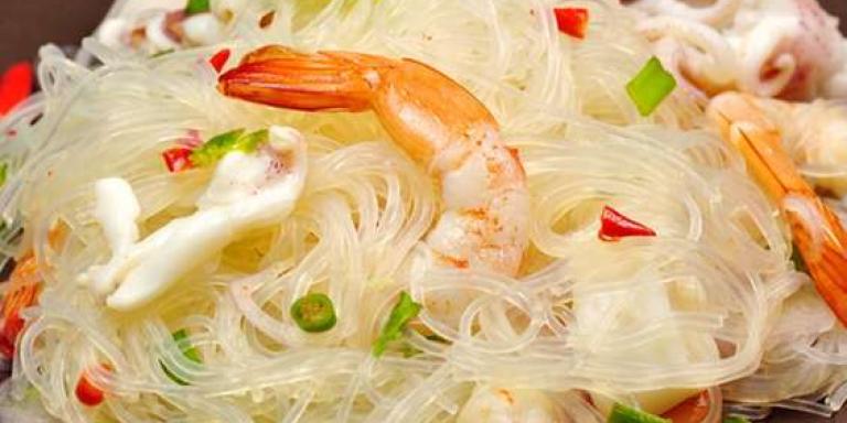 Салат из фунчозы с морепродуктами - рецепт приготовления с фото от Maggi.ru