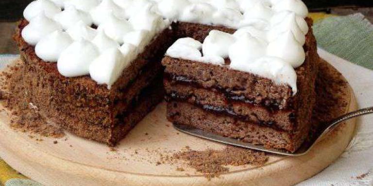 Шоколадный торт с черносливом и безе - рецепт с фото от Maggi.ru
