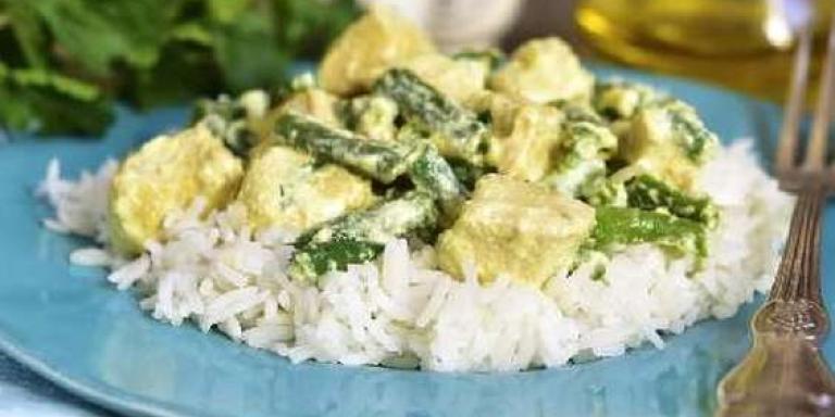 Запеченная индейка карри с рисом и зелёной фасолью: рецепт с фото