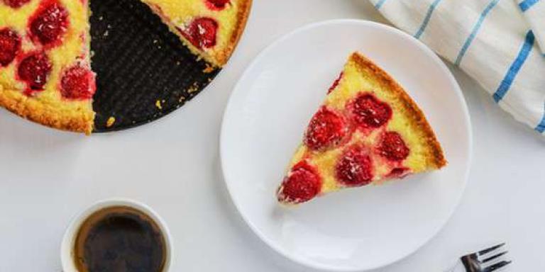 Простой заливной пирог с клубникой и меренгой - рецепт с фото от Магги