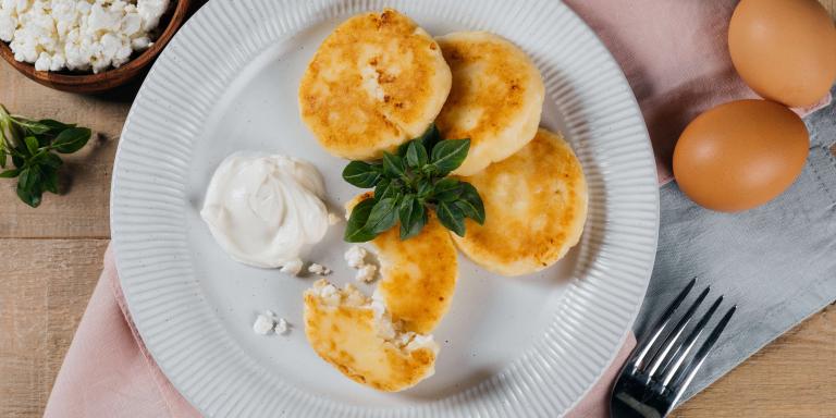 Румяные сырники из нежирного творога - рецепт приготовления с фото от Maggi.ru