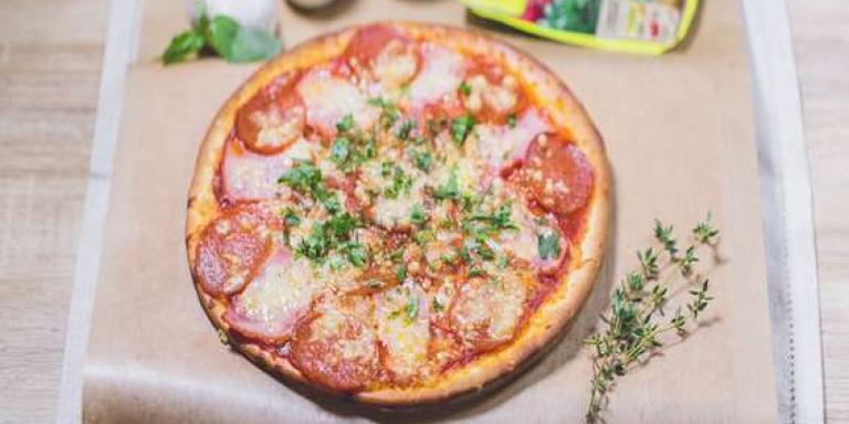 Острая пицца на кефире с пепперони и ветчиной - рецепт с фото от Магги