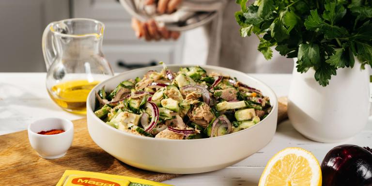 Простой салат с авокадо, консервированным тунцом и огурцами - рецепт приготовления с фото от Maggi.ru