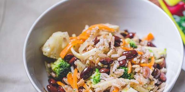 Сочная каша из коричневого риса с фасолью и овощами — рецепт с фото