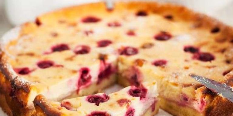 Сметанный пирог с вишней и клубникой — рецепт с фото от Maggi.ru
