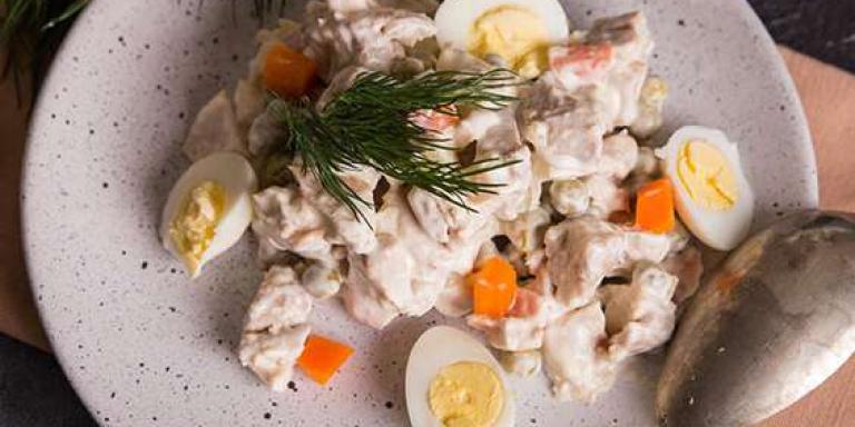 Оливье с перепелиными яйцами и жареной курицей — пошагово с фото от Maggi.ru
