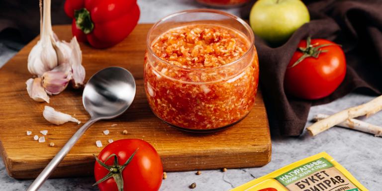 Остро-чесночный соус из хрена, томатов и яблок без варки: рецепт с фото