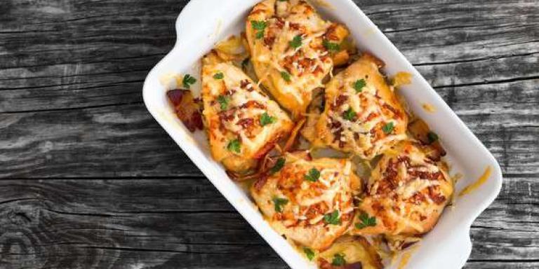 Куриные бедра, запеченные с сыром и помидорами - рецепт приготовления с фото от Maggi.ru