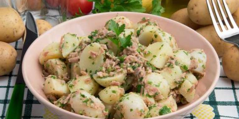 Теплый картофельный салат с тунцом — рецепт с фото от Maggi.ru