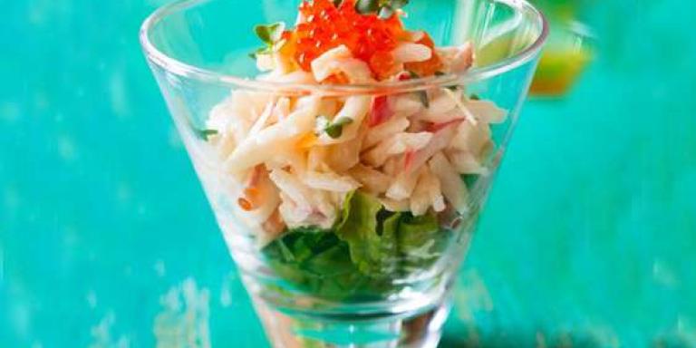 Крабовый салат с кальмарами и красной икрой - рецепт с фото от Магги