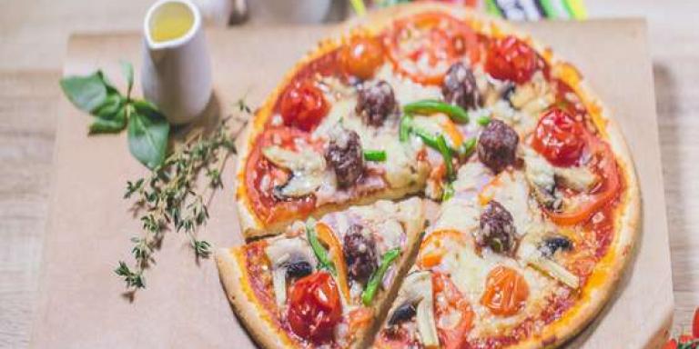 Пицца с грибами, помидорами, перцем и тефтельками: рецепт с фото