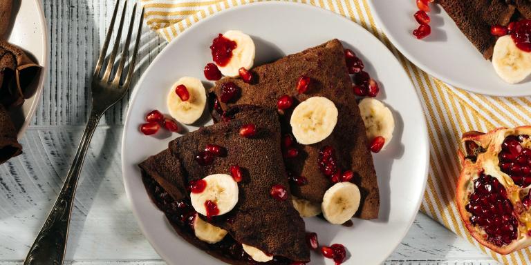 Постные шоколадные блины с бананами и гранатом - рецепт приготовления с фото от Maggi.ru